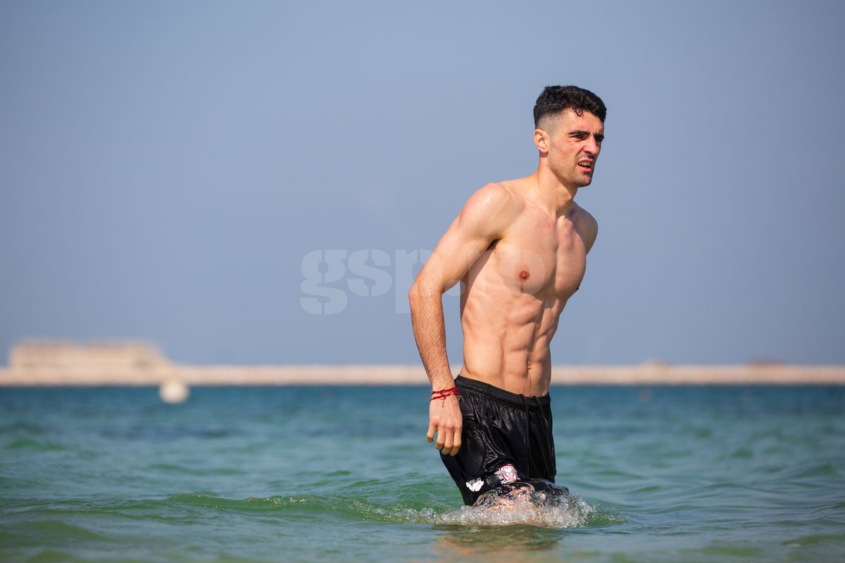 Jucătorii Rapidului fac baie în Golful Persic, 9 ianuarie 2025