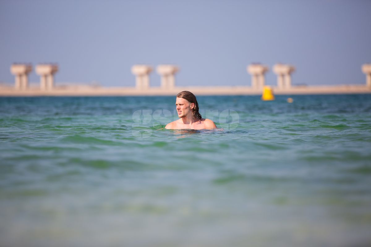 Jucătorii Rapidului fac baie în Golful Persic, 9 ianuarie 2025