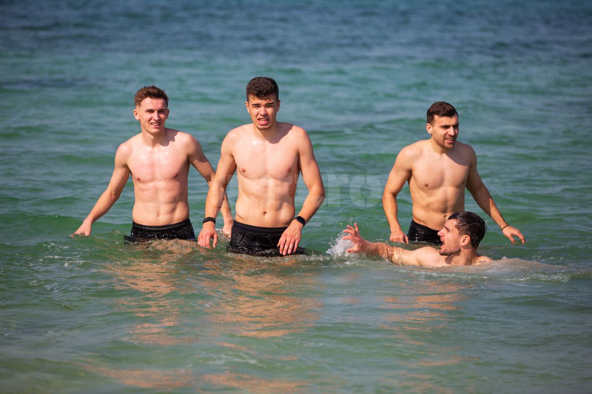 Jucătorii Rapidului fac baie în Golful Persic, 9 ianuarie 2025