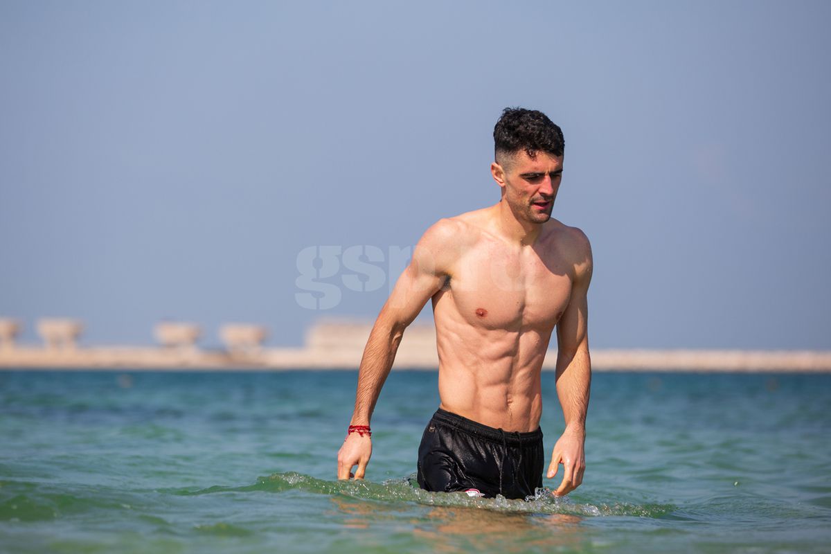 Jucătorii Rapidului fac baie în Golful Persic, 9 ianuarie 2025