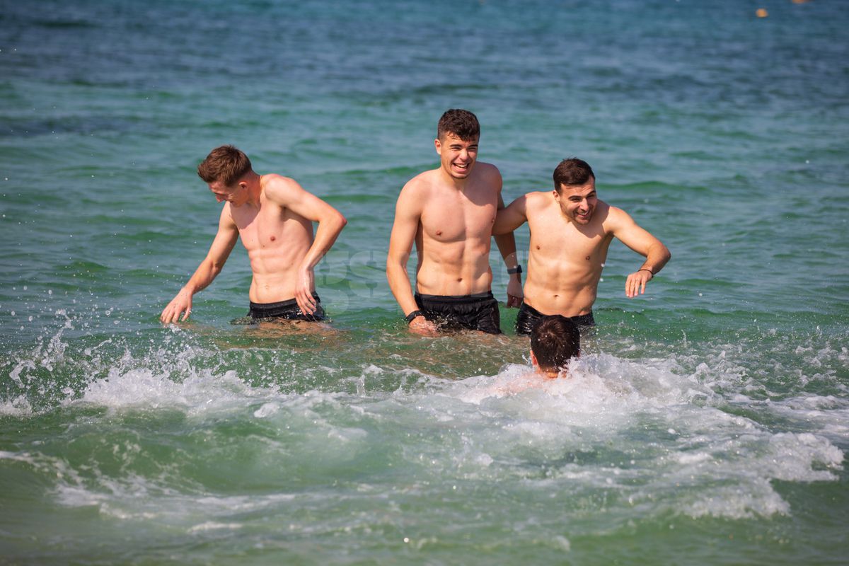 Jucătorii Rapidului fac baie în Golful Persic, 9 ianuarie 2025