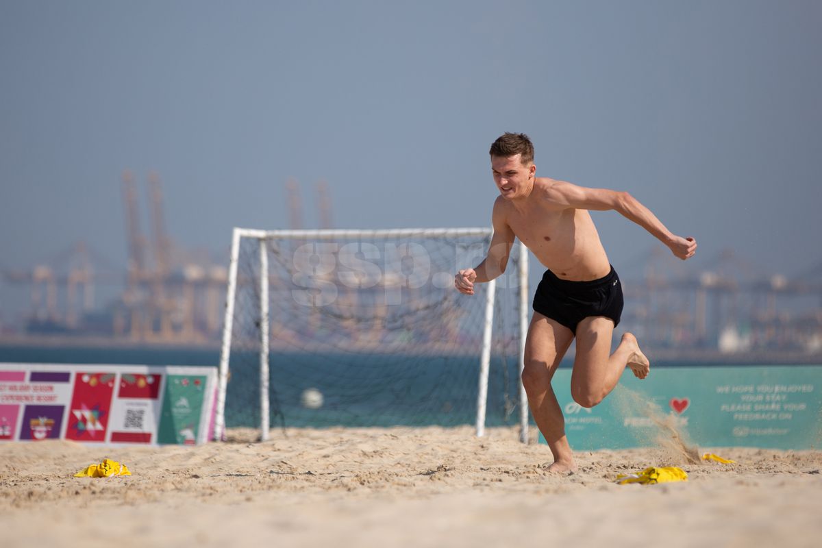 Burj al Rapid » Gazeta a intrat în cantonamentul de lux plătit de Șucu în Dubai. Pacea rușilor e spartă de strigătele lui Șumudică: „Haide, my friend, au un loc la salvamari!”