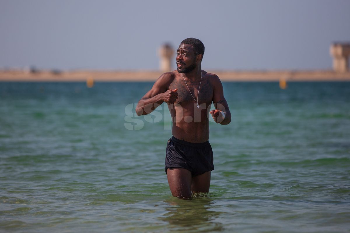 Jucătorii Rapidului fac baie în Golful Persic, 9 ianuarie 2025