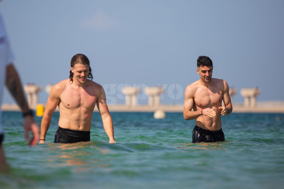 Jucătorii Rapidului fac baie în Golful Persic, 9 ianuarie 2025