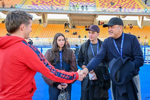 În prezența fiului său, Dan Șucu dă mâna cu Morten Frendrup, înaintea meciului Lecce - Genoa 0-0 / Foto: Il Secolo XIX