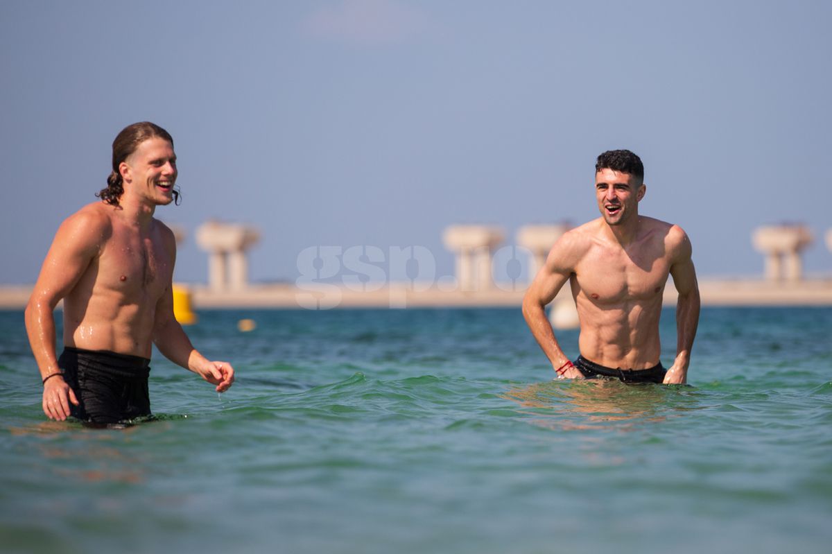 Jucătorii Rapidului fac baie în Golful Persic, 9 ianuarie 2025