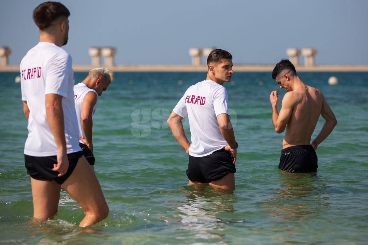 Jucătorii Rapidului fac baie în Golful Persic, 9 ianuarie 2025