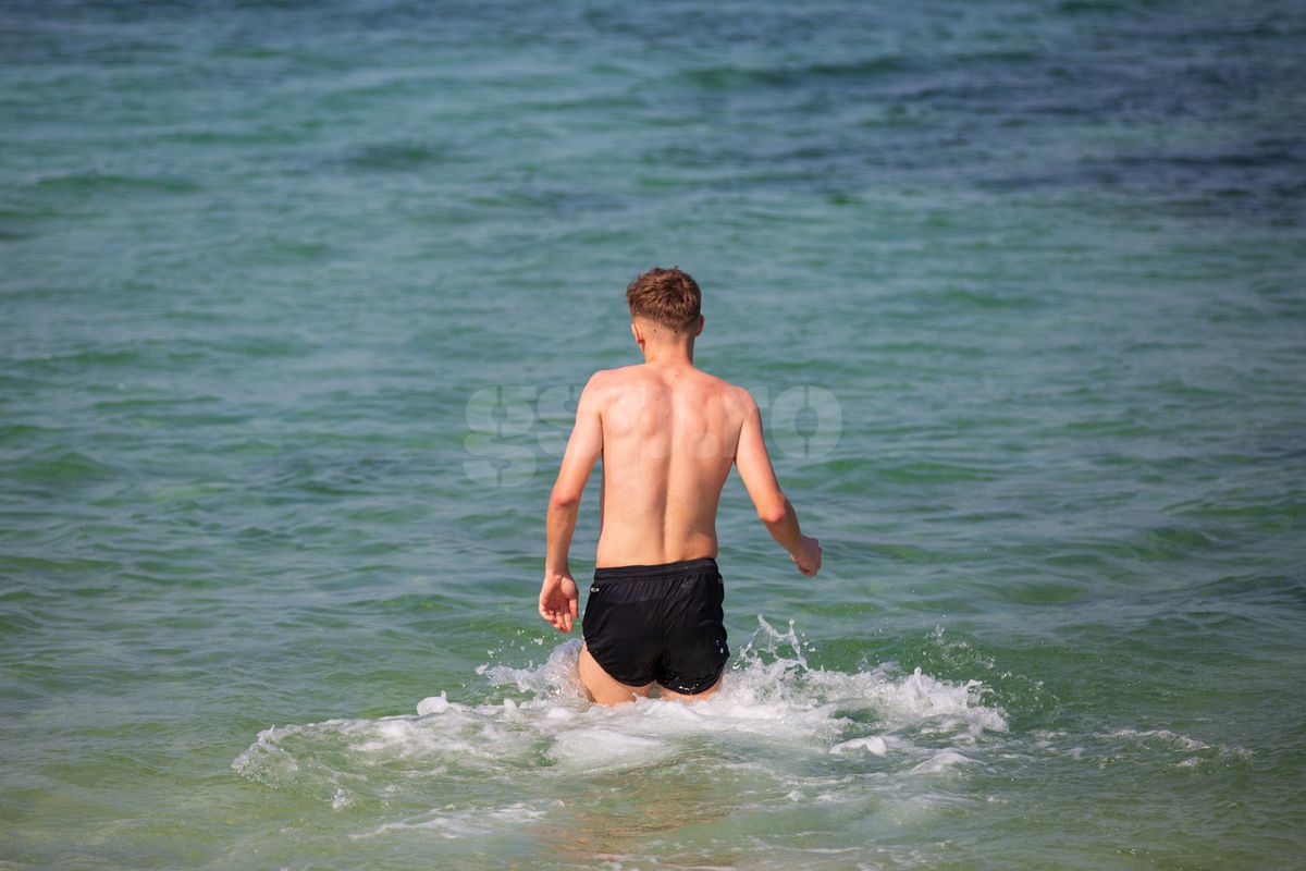 Jucătorii Rapidului fac baie în Golful Persic, 9 ianuarie 2025