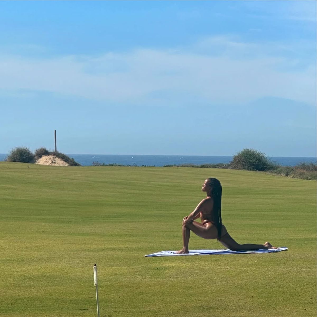 „Coach Prime” a făcut publică relația cu actrița mai tânără cu 21 de ani