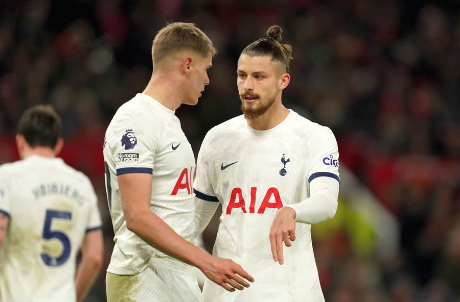 Radu Drăgușin ar putea pleca de la Tottenham odată cu colegul Mickey Van de Ven în acest mercato invernal / Foto: Imago Images Candidata la titlu intră pe fir pentru Radu Drăgușin: „Antrenorul îl admiră și directorul sportiv negociază cu agenții jucătorului!” » Condiția impusă pentru transfer