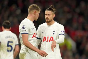 Drăgușin poate scăpa de un rival » Fundașul lui Tottenham e dorit la Barcelona