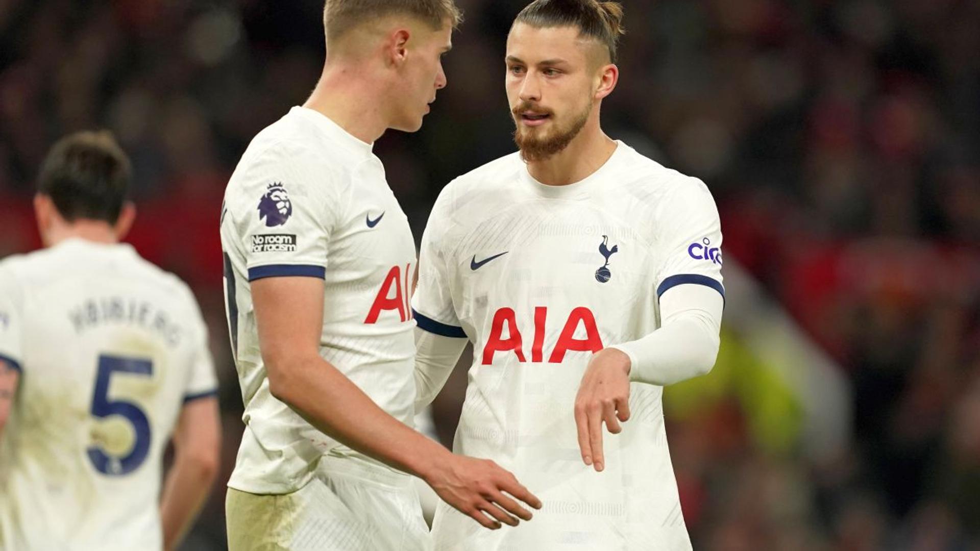 Radu Drăgușin în tricoul AS Roma pe teren, în contextul transferului prin împrumut și negocierilor cu Tottenham pentru mutare. | sursa foto: Gazeta Sporturilor Radu Drăgușin în tricoul AS Roma pe teren, în contextul transferului prin împrumut și negocierilor cu Tottenham pentru mutare. | sursa foto: Gazeta Sporturilor
