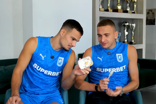 GE-NI-AL! Străinii liderului din Superliga au gustat colivă » Reacții de milioane: „De mâncarea asta îmi e frică / E de pisici?”