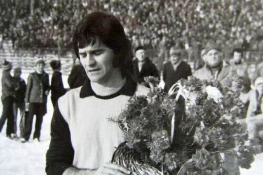 Povești incredibile de la Brașov: „Am zbughit-o cu Lăcătuș. Ne atacau cu furcile” + Ilie Dumitrescu „săpat” de jucători: „Nu mai cumpăra, bre, casetofon!”