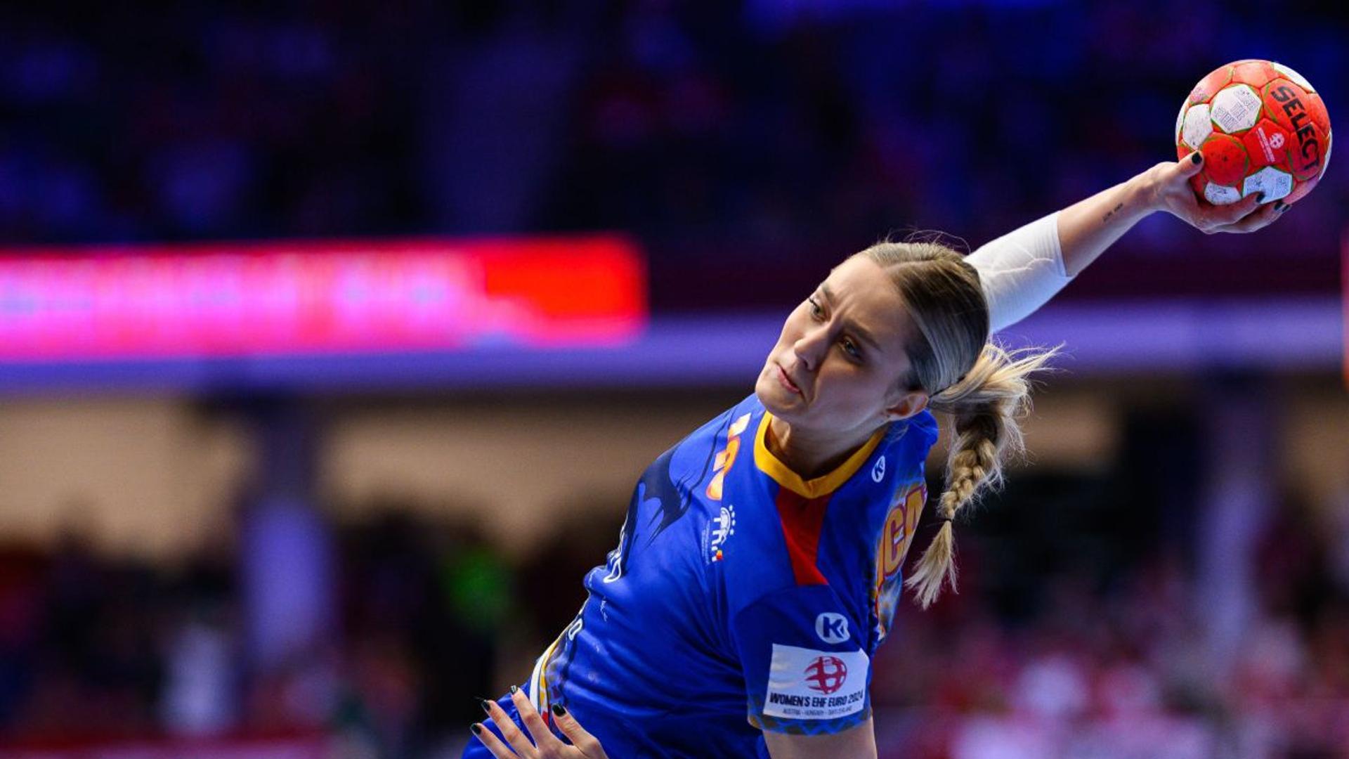 Ștefania Stoica în tricoul SCM Râmnicu Vâlcea semnând contractul pentru transferuri handbal în Liga Florilor sezon 2024-2025 | sursa foto: Gazeta Sporturilor