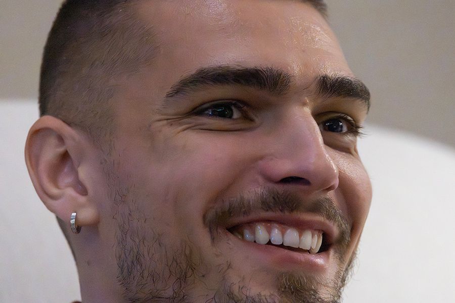 Denis Ciobotariu // FOTO: Ionuț Iordache (GSP) De la pungi în picioare și cașcaval pané la visul de a fi campion cu Rapid și a juca la Mondial: „Lumea spune «Uite-l și pe ăla! Stă cu cercei în urechi și îmi zice el mie»”