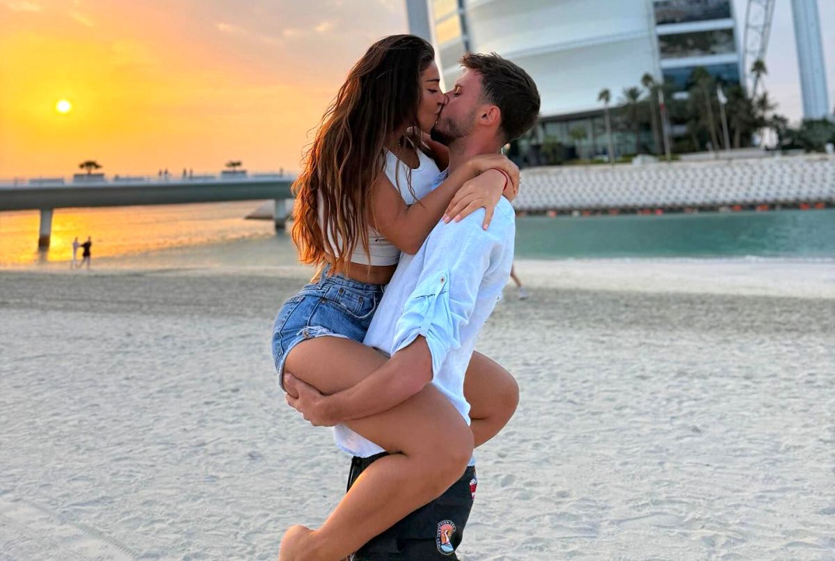 Fostul fotbalist legitimat la FCSB se iubește cu Elena, solista trupei Mandinga » Primele imagini împreună