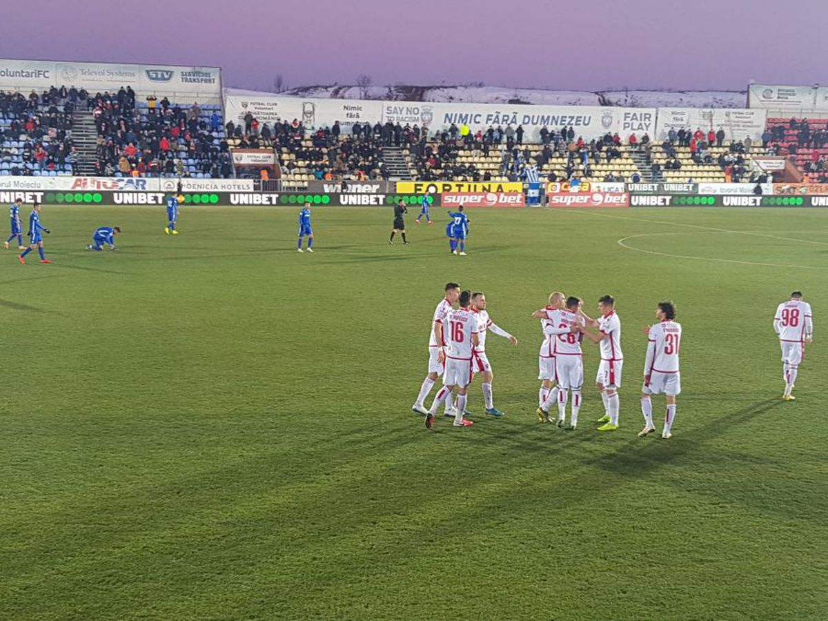 Poza sezonului în Liga 1? Galeria celor de la Voluntari, show total cu Dinamo: „Peluza Florin Cernat”