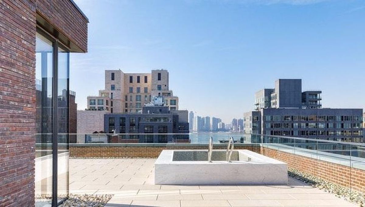 FOTO Cum arată casa în care Lewis Hamilton n-a dormit nicio noapte, pe care cere 52 de milioane de euro