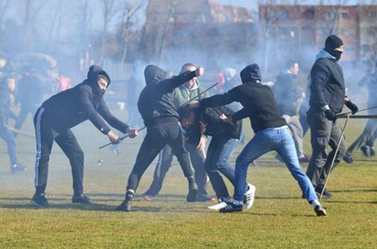 FOTO Măcel la un amical: suporterii au intrat pe teren cu bâtele și s-au luat la bătaie