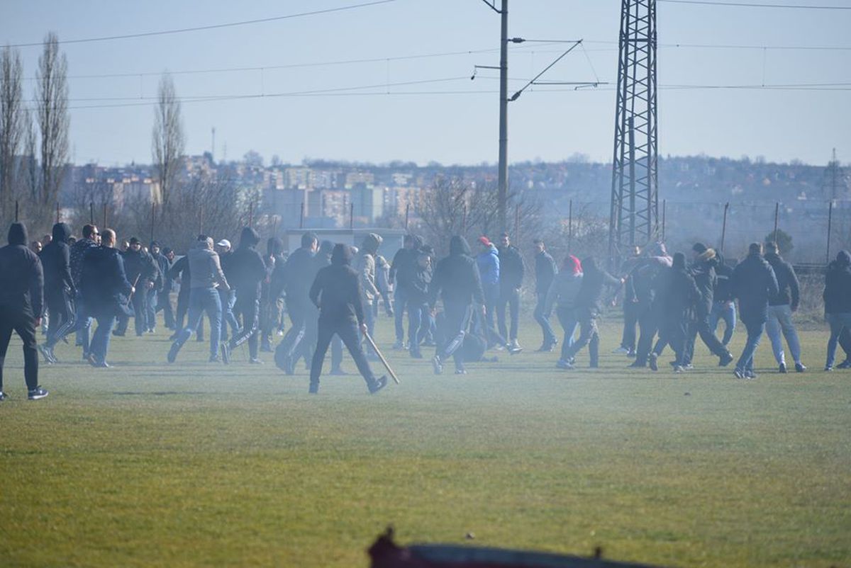 FOTO Măcel la un amical: suporterii au intrat pe teren cu bâtele și s-au luat la bătaie