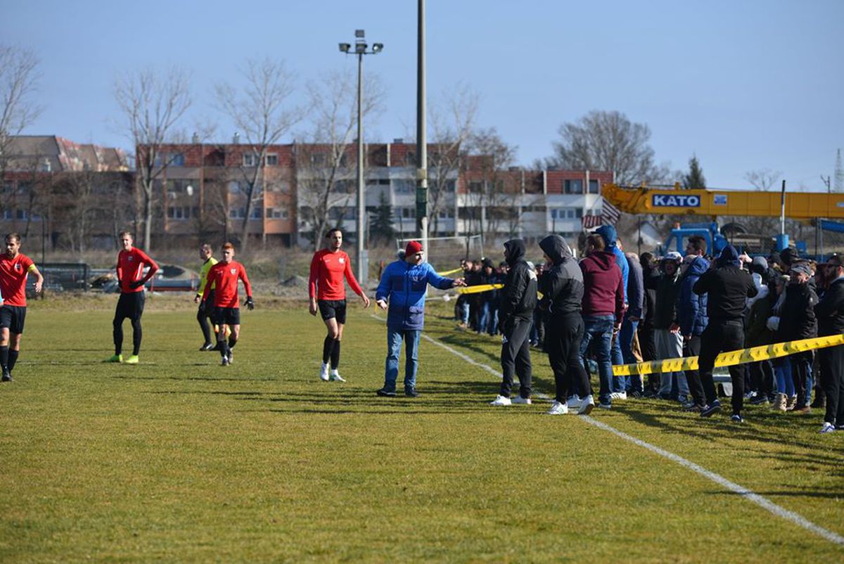 FOTO Măcel la un amical: suporterii au intrat pe teren cu bâtele și s-au luat la bătaie