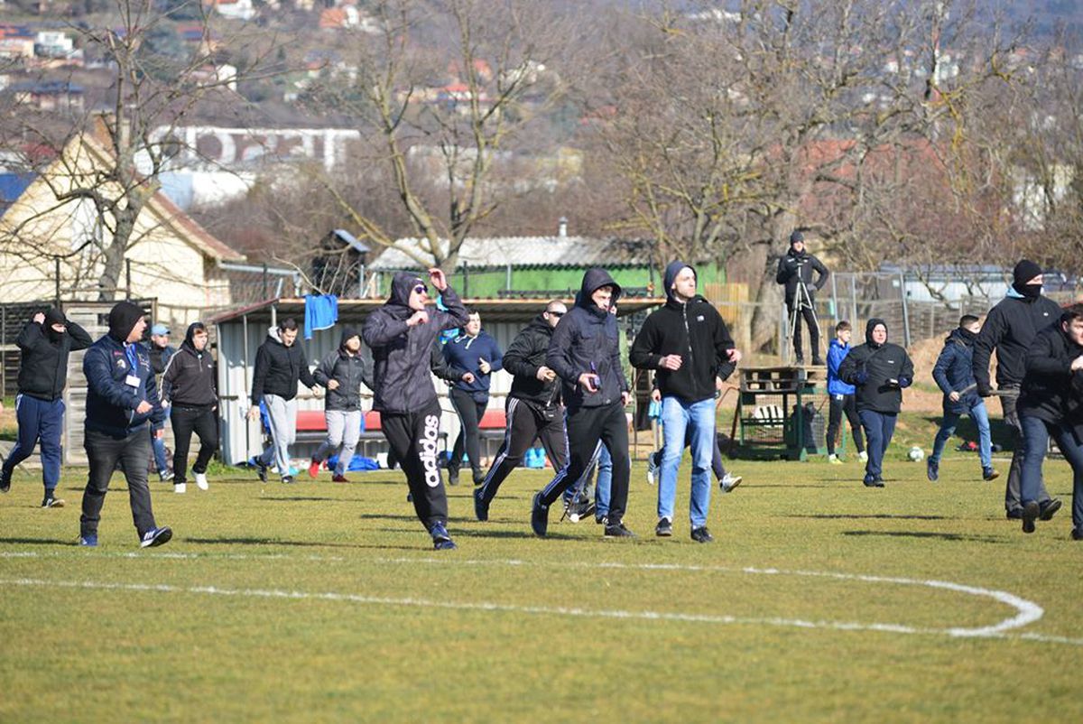 FOTO Măcel la un amical: ungurii și croații au intrat pe teren cu bâtele și s-au luat la bătaie