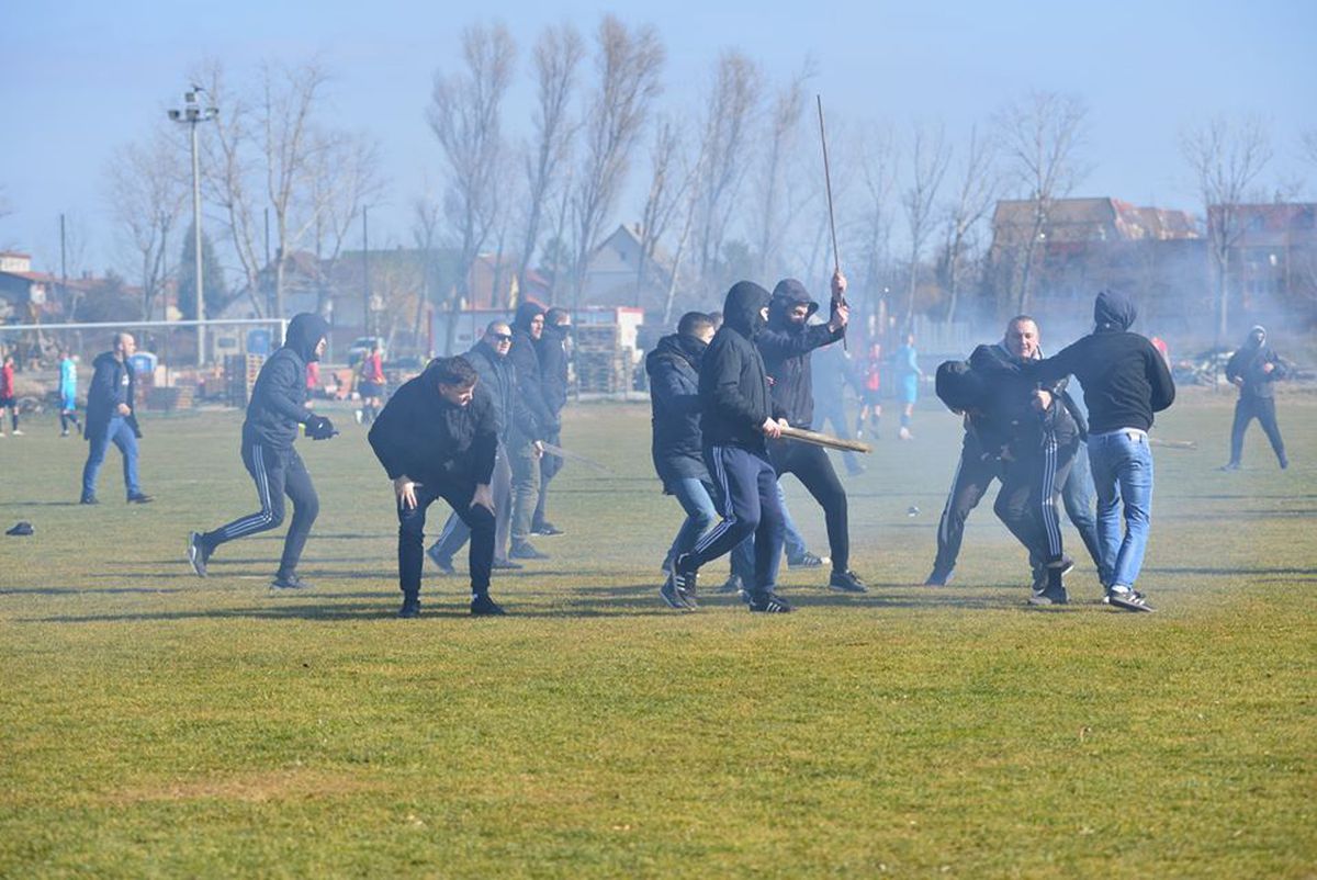 FOTO Măcel la un amical: suporterii au intrat pe teren cu bâtele și s-au luat la bătaie