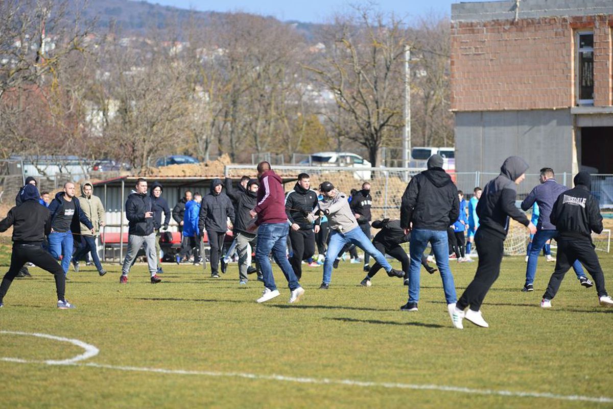 FOTO Măcel la un amical: ungurii și croații au intrat pe teren cu bâtele și s-au luat la bătaie