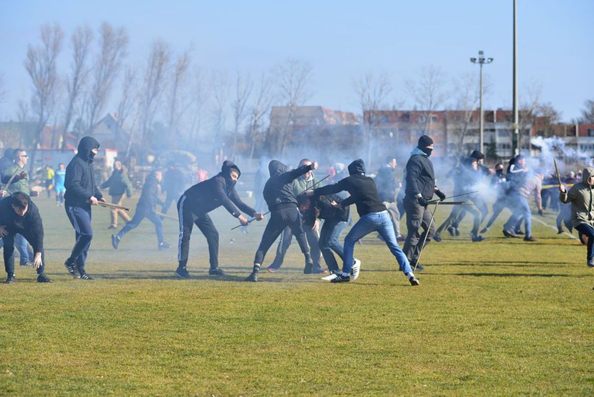 FOTO Măcel la un amical: suporterii au intrat pe teren cu bâtele și s-au luat la bătaie