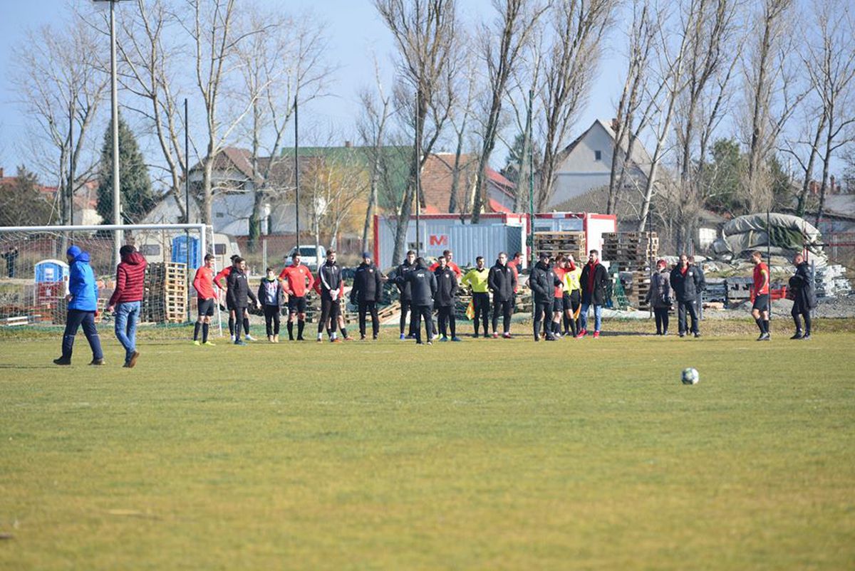 FOTO Măcel la un amical: ungurii și croații au intrat pe teren cu bâtele și s-au luat la bătaie