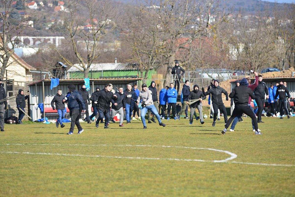 FOTO Măcel la un amical: ungurii și croații au intrat pe teren cu bâtele și s-au luat la bătaie