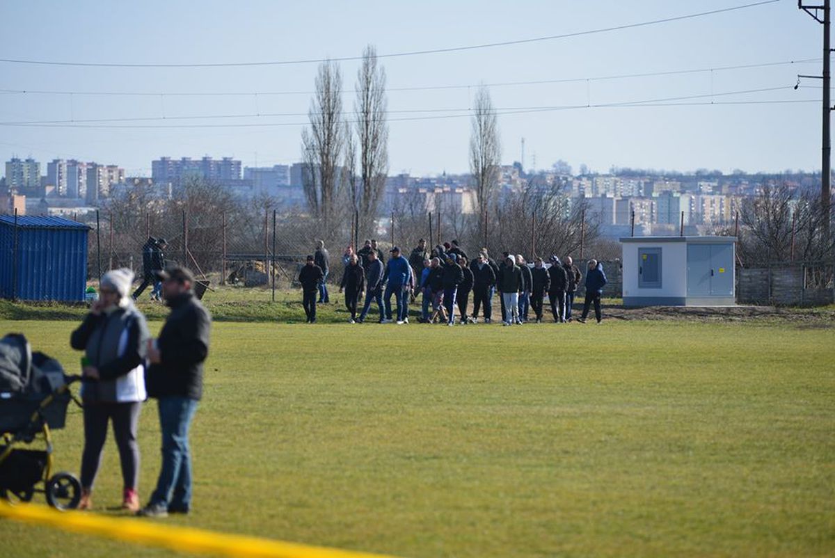 FOTO Măcel la un amical: ungurii și croații au intrat pe teren cu bâtele și s-au luat la bătaie