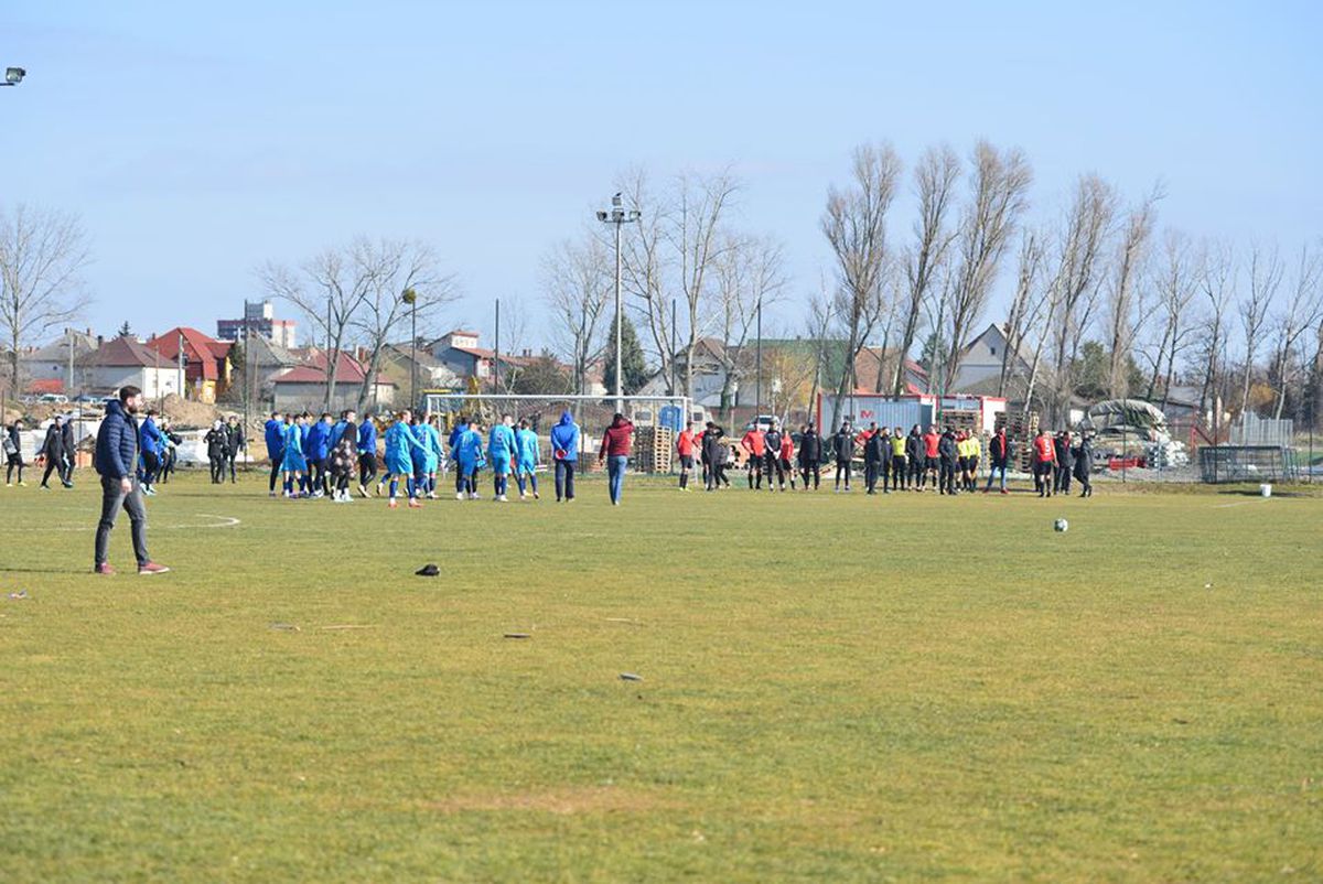 FOTO Măcel la un amical: ungurii și croații au intrat pe teren cu bâtele și s-au luat la bătaie