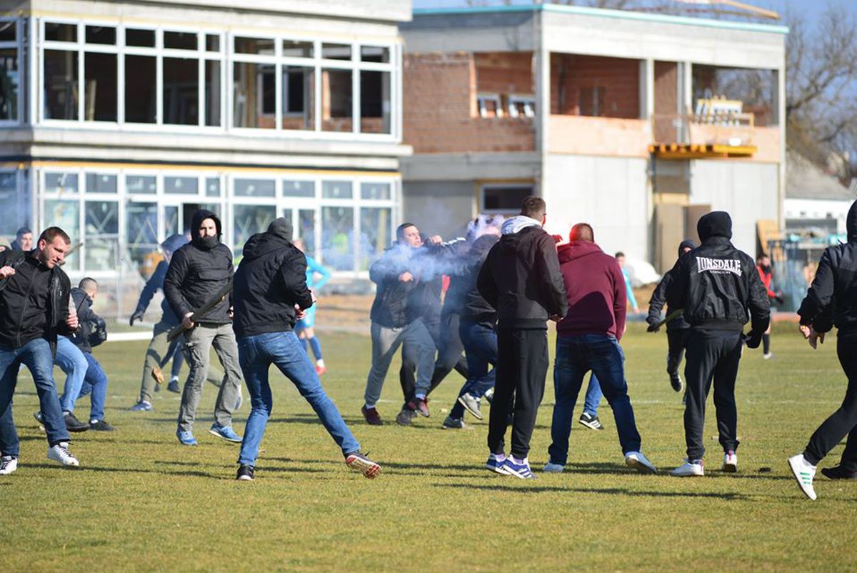 FOTO Măcel la un amical: suporterii au intrat pe teren cu bâtele și s-au luat la bătaie