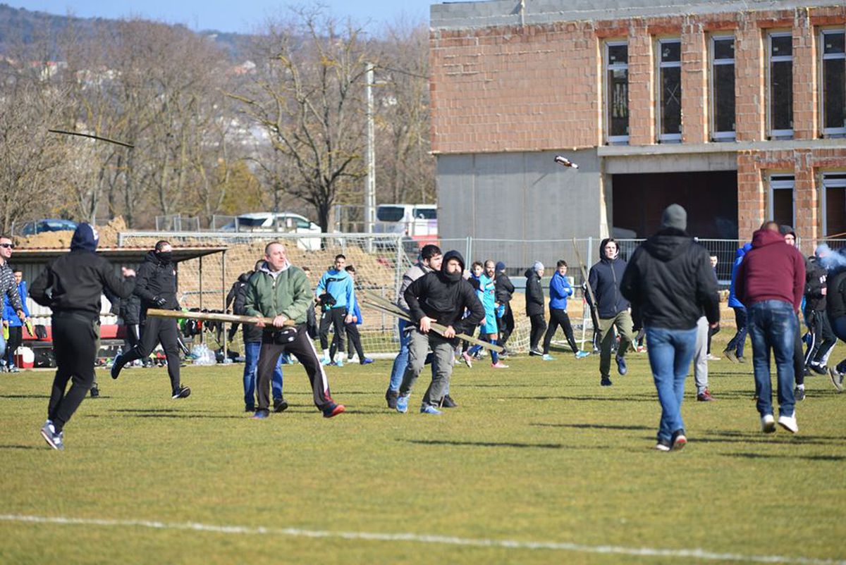 FOTO Măcel la un amical: ungurii și croații au intrat pe teren cu bâtele și s-au luat la bătaie