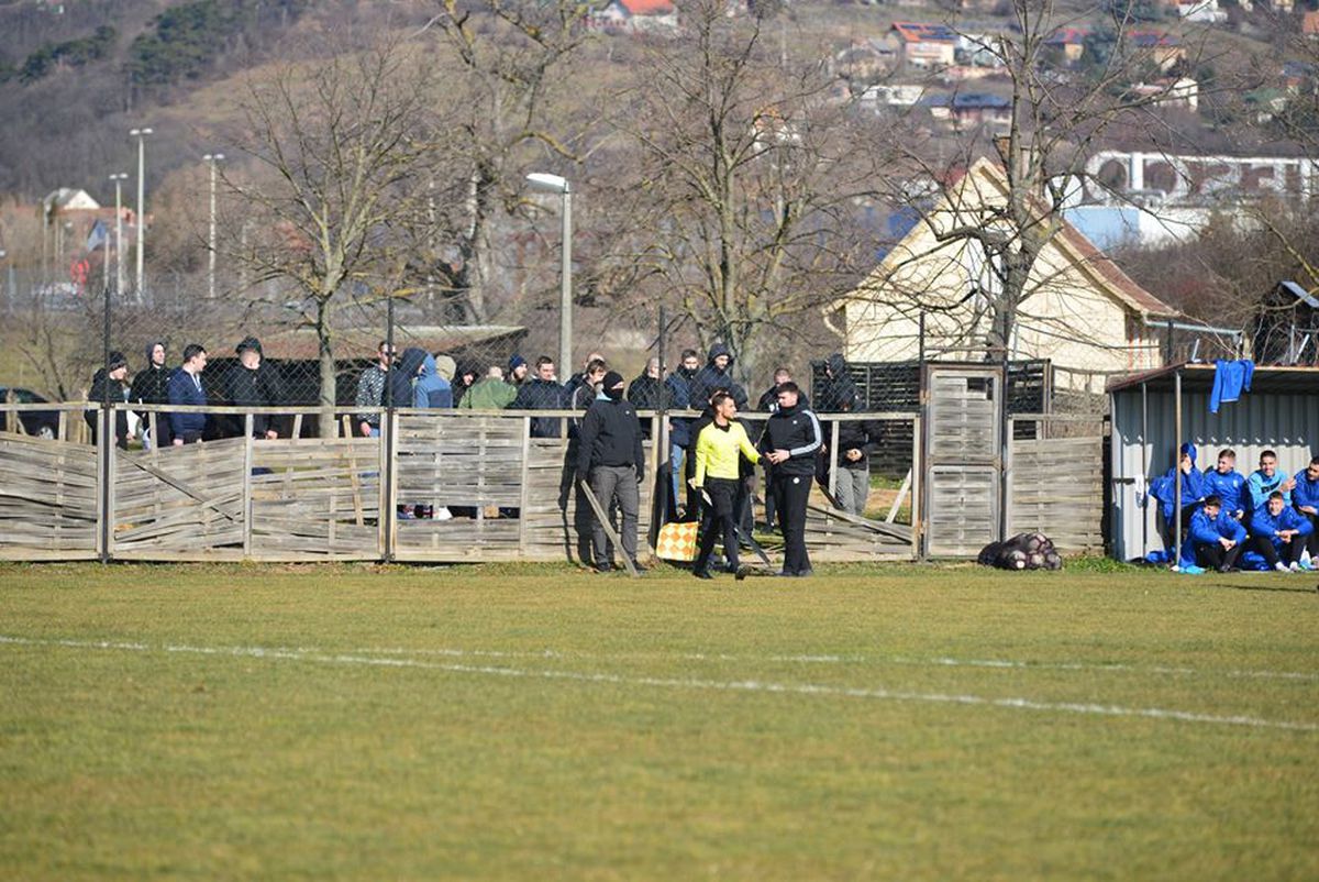 FOTO Măcel la un amical: ungurii și croații au intrat pe teren cu bâtele și s-au luat la bătaie