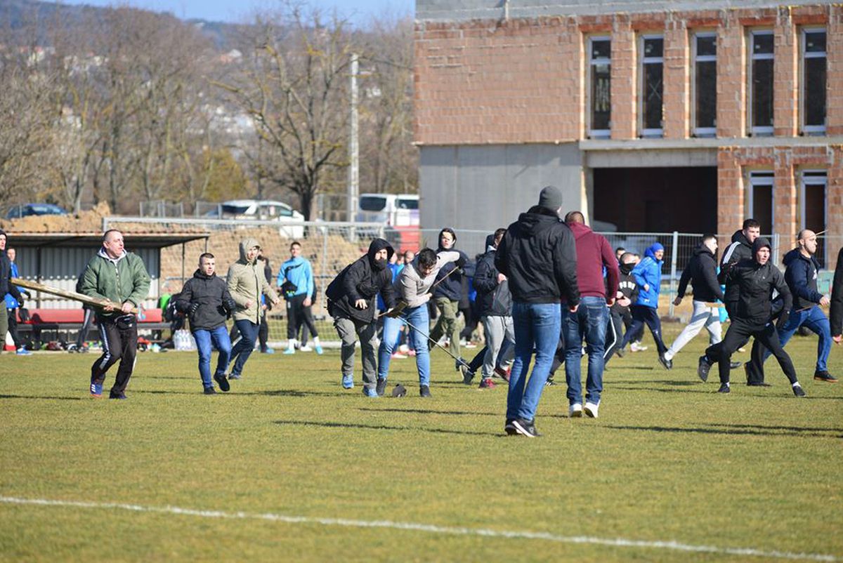 FOTO Măcel la un amical: suporterii au intrat pe teren cu bâtele și s-au luat la bătaie