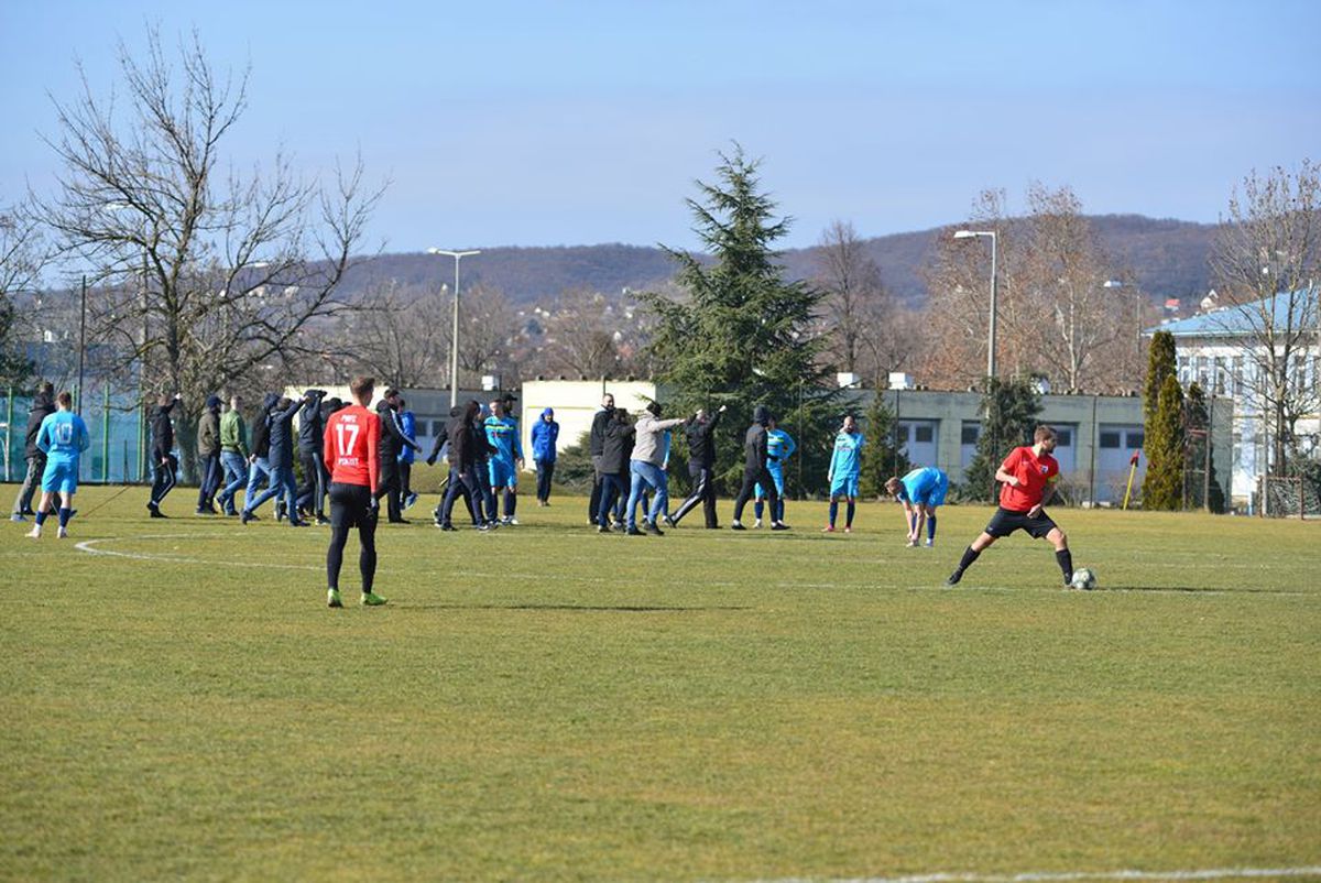 FOTO Măcel la un amical: ungurii și croații au intrat pe teren cu bâtele și s-au luat la bătaie