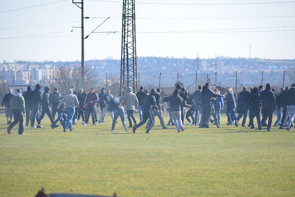 FOTO Măcel la un amical: suporterii au intrat pe teren cu bâtele și s-au luat la bătaie