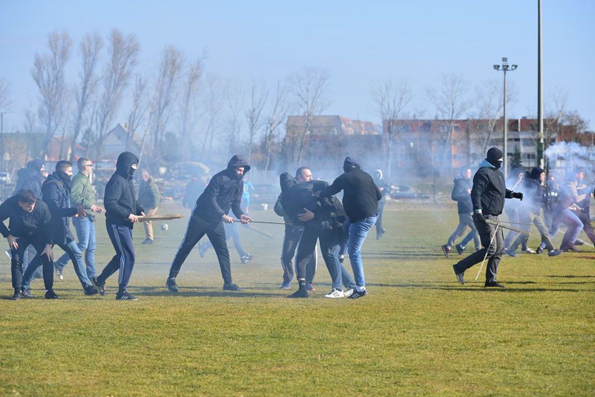 FOTO Măcel la un amical: suporterii au intrat pe teren cu bâtele și s-au luat la bătaie