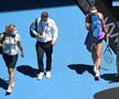 Victoria Azarenka, în momentul în care a ieșit de pe teren alături de echipa medicală // foto: Guliver/gettyimages