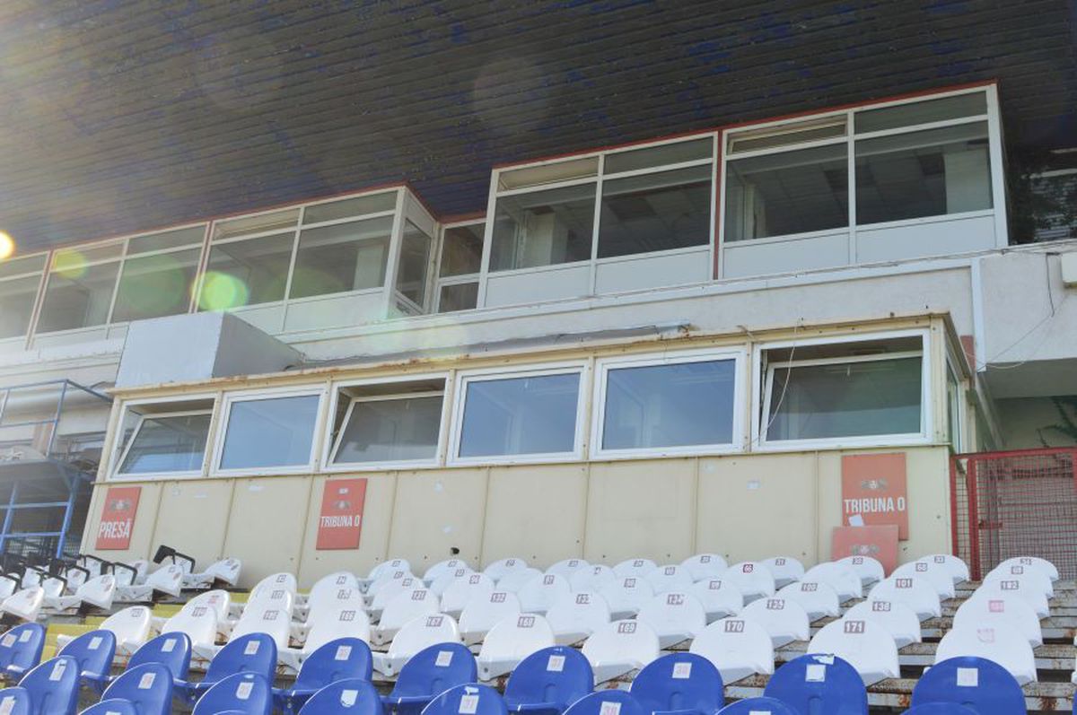 Stadion Oțelul Galați + vitrina cu trofee