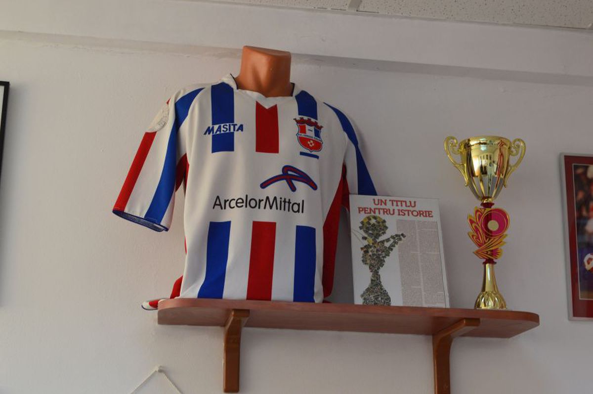 Stadion Oțelul Galați + vitrina cu trofee