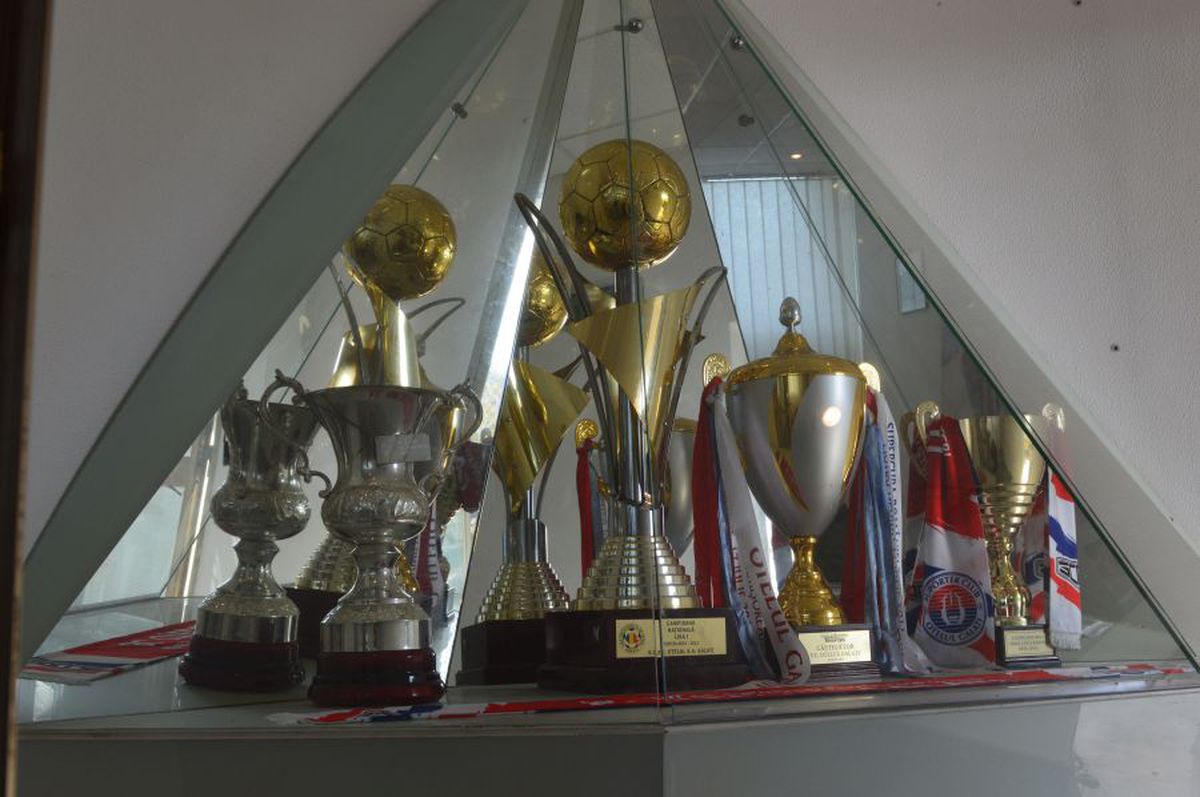 Stadion Oțelul Galați + vitrina cu trofee
