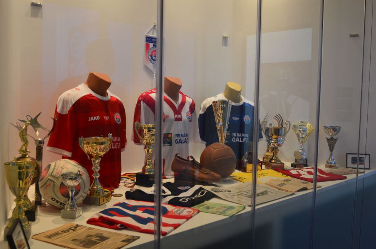 Stadion Oțelul Galați + vitrina cu trofee