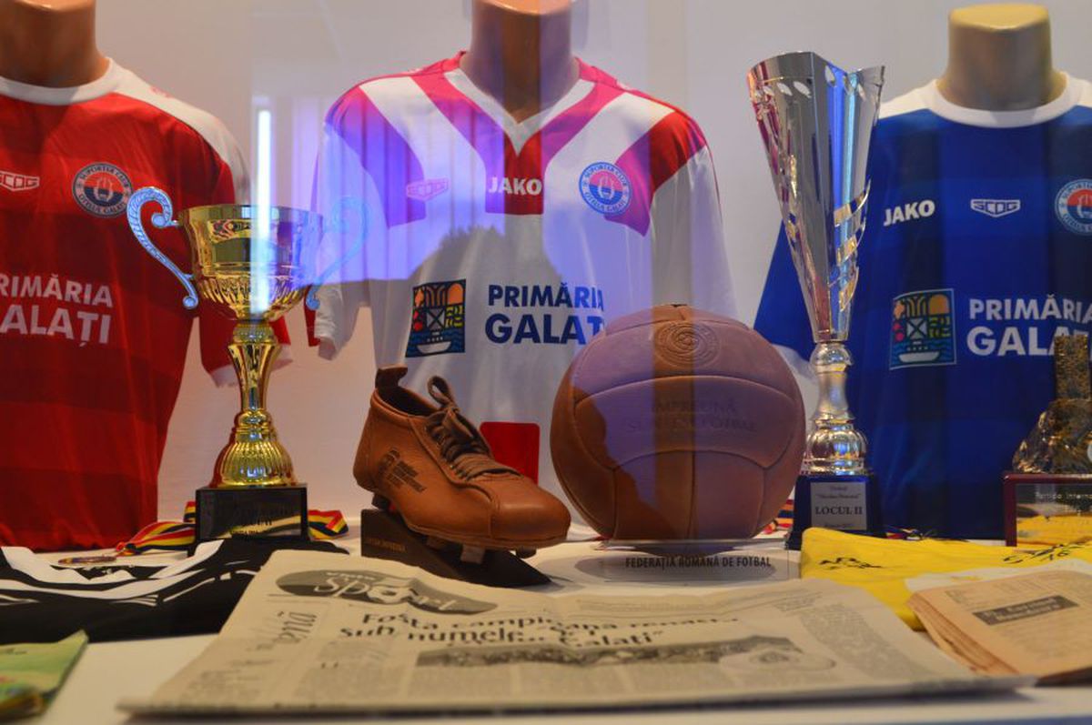 Stadion Oțelul Galați + vitrina cu trofee