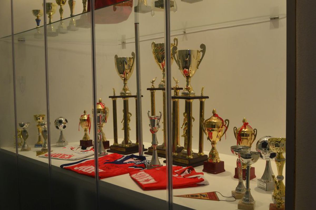 Stadion Oțelul Galați + vitrina cu trofee