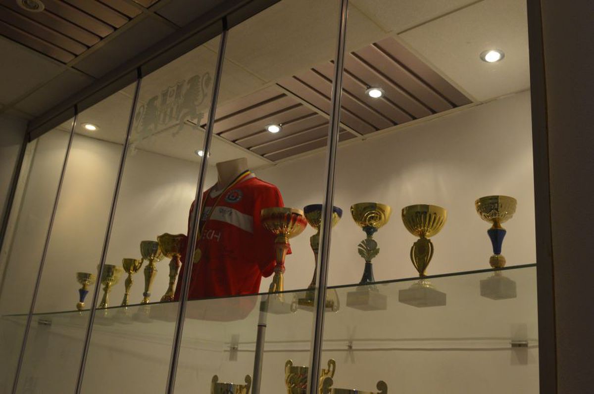 Stadion Oțelul Galați + vitrina cu trofee