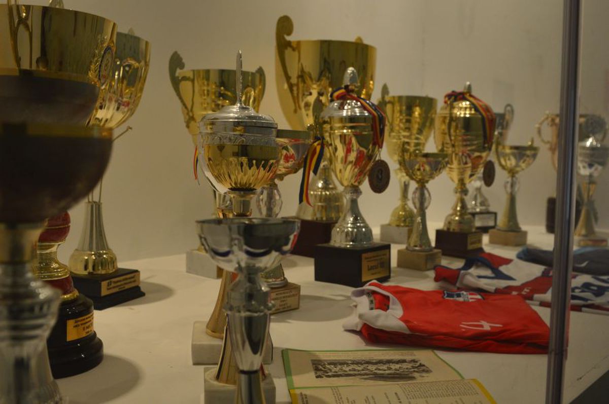 Stadion Oțelul Galați + vitrina cu trofee